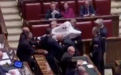 意大利议员“扮鬼”闯众议院，总理梅洛尼忙举手机拍照
