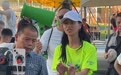 刀郎临沂演唱会外场比内场还热闹：粉丝们敲锣打鼓，还有人舞狮助兴