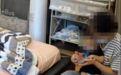 月嫂用药品切割器逗男婴致其手指受伤，月嫂称“非故意，愿赔医疗费”，警方决定不予行政处罚