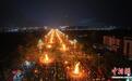 凉山火把狂欢夜：88个火堆同时点燃 万人执火踏歌而行
