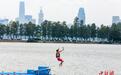 武汉青年人纵情“跳东湖” 炎炎夏日享清凉