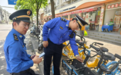 共享单车上的非法小广告层出不穷？上海徐汇城管开展专项治理