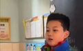 校服被写侮辱性文字，9岁男孩勇敢发声！全网点赞