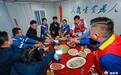 新春走基层丨和少数民族外来务工人员鱼山岛上共享团圆饭——新年，一个都不能少