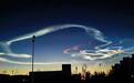 内蒙古多地夜空现“七彩祥云”，系由火箭尾气形成的火箭云