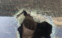天降塑料瓶砸穿汽车挡风玻璃，街道办称瓶内疑似尿液，警方已在调查