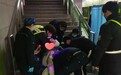 上海地铁上一孕妇突感不适，车站紧急救助送医后顺利产下一女