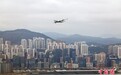 国泰航空客机低飞越过维港上空 纪念旧启德机场启用100周年