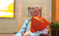 百岁抗战老兵戴上抗战胜利80周年纪念章：这是党送我的生日礼物