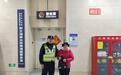 女乘客的双肩包遗失在地铁车厢，武汉民警半小时寻回