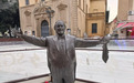 帕瓦罗蒂雕像“被困”溜冰场，意大利一市市长致歉