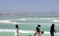 察尔汗盐湖景区再回应游客赤脚下水拍照：非常重视，已加强巡逻