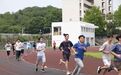 【#大学3000米测试不该是个争议话题#】@钧正平：近日，某大学30