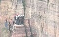 游客踩空被困在悬崖，目击者：没力气掉了下去，后来被救起