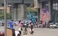 惠州多名男女在街上爬行并学狗叫，当地正在调查