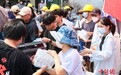 中国民间救援团队及曼德勒当地志愿者在云南会馆“救灾中心”提供帮助