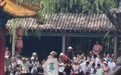 男子坐石凳后仰跌入趵突泉挣扎呼救，游客拉他上岸，景区：水深3米还有淤泥，还是很危险
