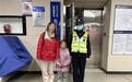 7岁小女孩在地铁站迷路，武汉轨道辅警全程护送交给家人