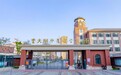 小区业主反映二孩无法及时入读配套小学，校方曾明确“每套房产六年一个学位”