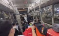 离谱！国乒印度比赛像务工？林诗栋拿行李硬挤上班车，向鹏自嘲：苦力