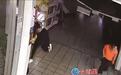 商场吊顶突然成片砸落……幸众人躲避及时，未造成人员受伤