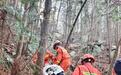 女子登山时不慎崴脚，消防员与民警合力营救