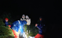 2名大学生迷路被困玉龙雪山，手机电量即将耗尽，消防雨夜救援，获救时一人已现失温