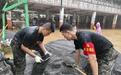 广西隆林河水漫灌进城区 武警紧急加固堤坝