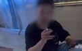 一男子室内吸烟面对他人劝阻无动于衷，被罚200元