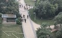 西安一小区雨水管高空坠落砸中婴儿车，官方回应
