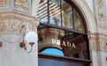 LV、CHANEL的平替？“富家千金”力捧的Miu Miu，去年卖了近百亿元