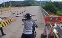摩托骑手强闯高速收费站，交警：法律没有禁止摩托车上高速，难以处罚