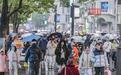 春雨淅淅沥沥，人们逛街游玩热度不减