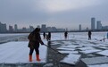 哈尔滨冰雪大世界开采存冰，采冰工人：每支队伍约采一万立方米，每天凌晨4点出工