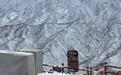 河南老君山“一夜白头”，多名游客主动帮忙铲雪，景区：可能是想体验一下