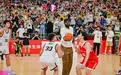 NBA球员詹姆斯现身上海交大，为篮球表演赛开球