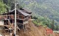 广西龙胜山洪泥石流救援现场：几幢木制房屋地基已基本悬空