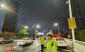 武汉3月飘雪，交警连夜出动