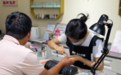 村民为方便摘豆角集体做美甲，店主：刚开始大爷们表现得很害羞，尝试过就接受了