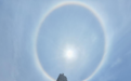 苏东坡故乡白塔上空现“七彩祥云”，附近石碑载“空烛祥光”气象部门：是日晕