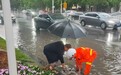 清堵保畅，雨停即净：武汉1.4万名环卫工人暴雨中昼夜排渍保障畅行