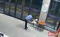 女子凌晨暴雨中送外卖，3岁男孩独自出门找妈妈走失，警察一把将他揽入怀中