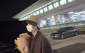 吴宜泽夺冠后首度现身国内，在西安机场获球迷接机送花