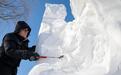 雪雕艺术家冰城秀技艺