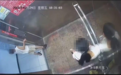 女孩催促男童勿挡电梯引口角，男童家长动手打女孩后双方扭打