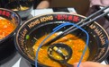 顾客在米线中吃出电池，商家：是从后厨计时器里脱落的