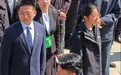 段奕宏参加志愿军烈士安葬仪式，向英名墙献花三鞠躬，此前他在迎回仪式上哽咽落泪