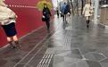 为什么雨天会打滑的盲道被铺在路上？