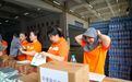 爱心企业送来防晒冰袖套等礼包，让高温下的环卫工“清凉一夏”