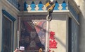吊车从大炉里吊出烤骆驼供免费品尝，游客：排队游客太多，没吃上很遗憾